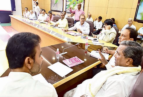 பொருளாதாரத்தில் நலிந்த பிரிவினருக்கு பெங்களூருவில் ஒரு லட்சம் வீடுகள் முதல்-மந்திரி சித்தராமையா அறிவிப்பு