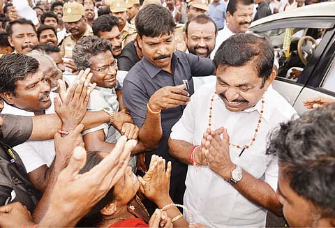 தஞ்சைக்கு வந்த எடப்பாடி பழனிசாமிக்கு சிறப்பான வரவேற்பு நரிக்குறவர்கள் பாசி மாலை அணிவித்தனர்