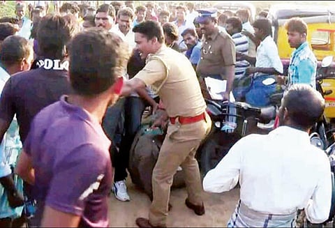 கூலித்தொழிலாளியை அடித்துக் கொன்றதாக கூறி வன அலுவலர் மீது பொதுமக்கள் தாக்குதல்