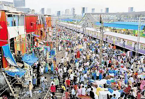 மும்பை ரெயில் நிலையம் அருகே பயங்கர தீ விபத்து ரெயில் சேவை பாதிப்பு