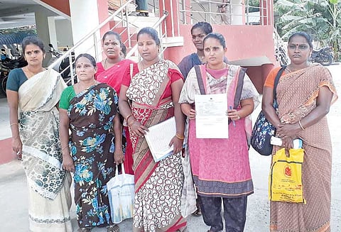 பணிசெய்ய விடாமல் தடுத்தவர் மீது நடவடிக்கை எடுக்க வேண்டும் டெங்கு ஒழிப்பு பணியாளர்கள் போலீசாரிடம் மனு