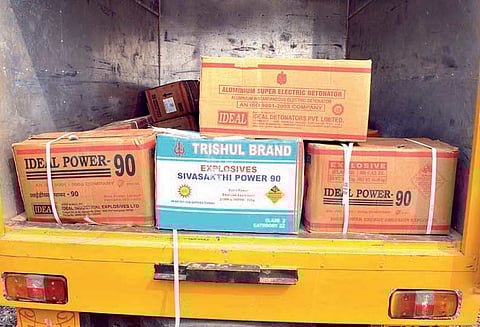 விதிமுறைக்கு மாறாக வெடிபொருட்கள் கொண்டு வந்த 2 பேர் கைது