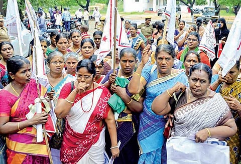 கலெக்டர் அலுவலகத்தில் போராட்டம் ஜனநாயக மாதர் சங்கத்தினர் 31 பேர் கைது