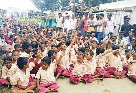 பள்ளிக்கட்டிடம் கட்ட தனியார் எதிர்ப்பை கண்டித்து மாணவ, மாணவிகளுடன் பொதுமக்கள் சாலைமறியல்