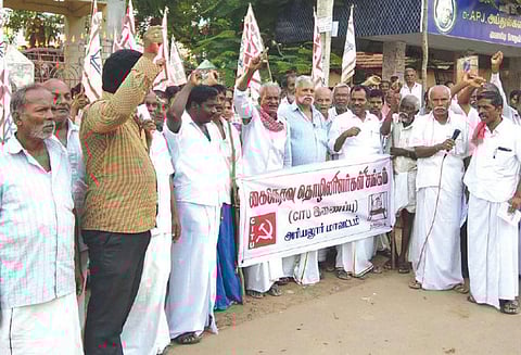 மத்திய அரசை கண்டித்து நெசவு தொழிலாளர்கள் ஆர்ப்பாட்டம்