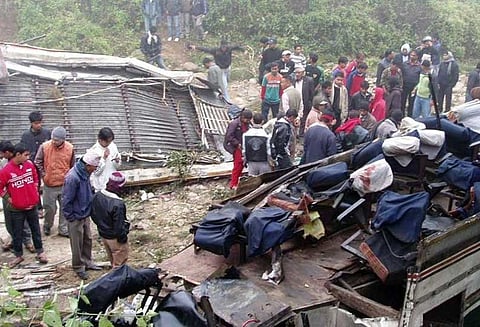 நேபாளத்தில் ஆற்றில் பேருந்து கவிழ்ந்து விபத்து: 14 பேர் பலி