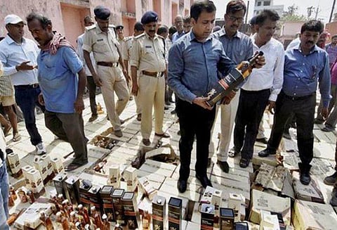 பீகார்: உயர் போலீஸ் அதிகாரிகள் உட்பட 12 போலீசார் பணியிடை நீக்கம்