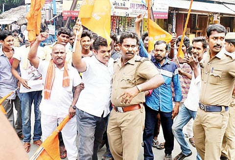 முதன்மை கல்வி அலுவலகத்தை முற்றுகையிட முயற்சி; இந்து அமைப்புகளை சேர்ந்த 16 பேர் கைது