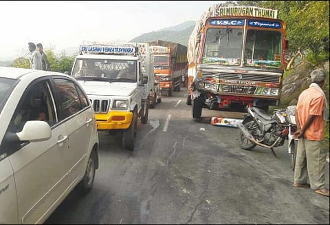 திம்பம் மலைப்பாதையில் நின்றிருந்த லாரி மீது மற்றொரு லாரி மோதியது; டிரைவர் காயம்