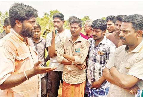 புதிதாக ஆழ்துளை கிணறு அமைக்க முயற்சி: ஓ.என்.ஜி.சி. நிறுவன ஊழியர்களை விவசாயிகள் முற்றுகை