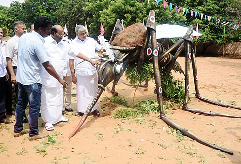 தனியார் பள்ளிகள் அதிக கட்டணம் வசூலித்தால் கடும் நடவடிக்கை