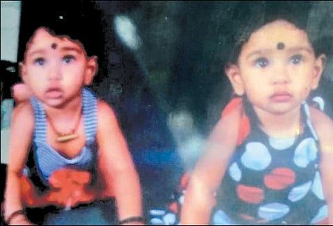 இரட்டை குழந்தைகளை கொன்று பெற்றோரும் தற்கொலை; போலீஸ் விசாரணை