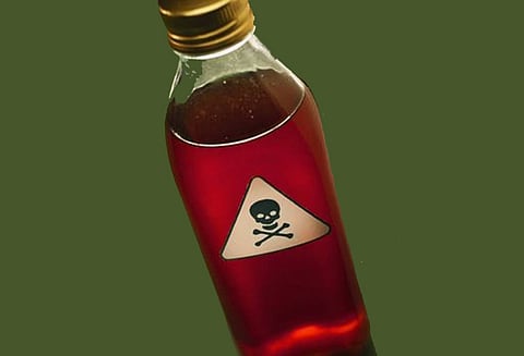 ஓய்வுபெற்ற அதிகாரி குடும்பத்துடன் தற்கொலை முயற்சி; மகன், மகள் கவனிக்காததால் விரக்தி