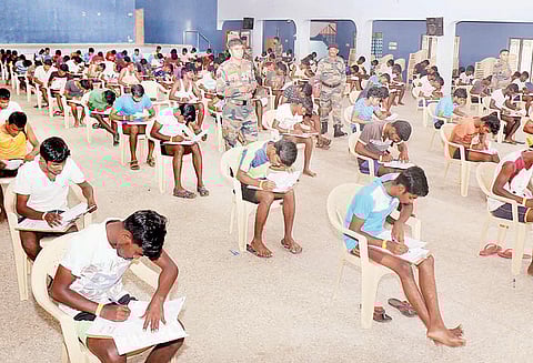 ராணுவத்தில் சேருவதற்கான எழுத்துத்தேர்வு 961 பேர் பங்கேற்றனர்