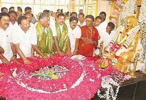 பசும்பொன்னில் தேவர் நினைவிடத்தில் முதல் அமைச்சர்,துணை முதல்-அமைச்சர் மலர் வளையம் வைத்து மரியாதை