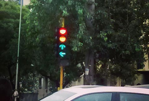 போக்குவரத்து சிக்னல்களில் விளம்பர பலகை வைக்க தடை