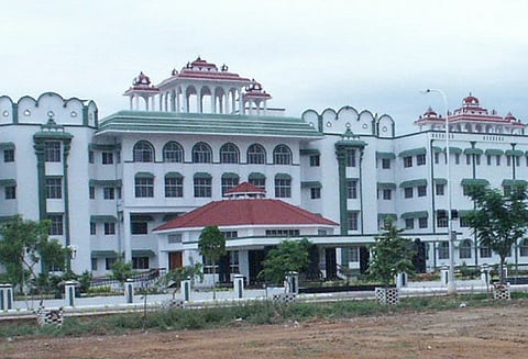 கந்து வட்டி புகாரை விசாரிக்க தனிக்குழு அமைப்பது பற்றி தலைமை செயலர் பதிலளிக்க நீதிமன்றம் உத்தரவு