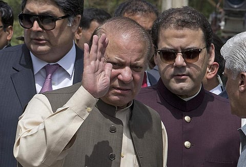 பனாமா கேட் ஊழல் வழக்கு விசாரணைக்காக இங்கிலாந்தில் இருந்து நாடு திரும்பினார் நவாஸ் ஷெரீப்