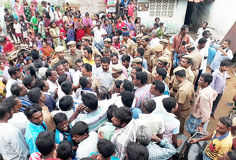 திருச்சியில் விமானநிலைய விரிவாக்கத்துக்கு நிலம் அளக்க வந்த அதிகாரிகள் சிறைபிடிப்பு