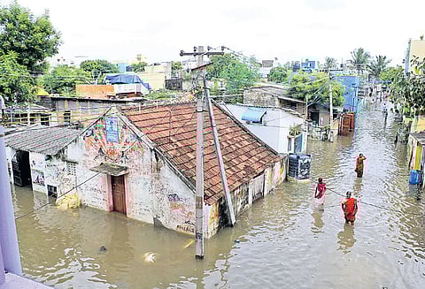 மழை வெள்ளத்தால் பாதிக்கப்பட்ட மக்களுக்கு அடிப்படை வசதிகளை உடனே செய்து கொடுக்க வேண்டும்