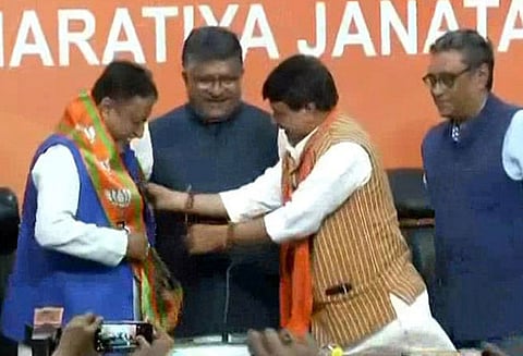 திரிணாமுல் காங்கிரசில் இருந்து விலகிய முன்னாள் எம்.பி. முகுல் ராய், பா.ஜனதாவில் இணைந்தார்