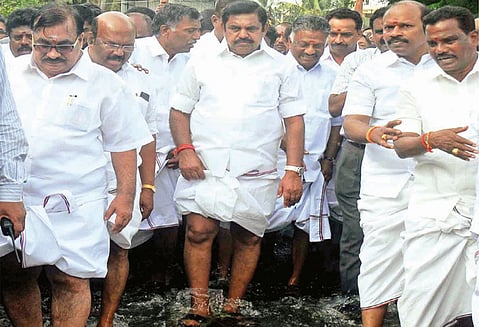 வெள்ளம் பாதித்த பகுதிகளை எடப்பாடி பழனிசாமி 2-வது நாளாக பார்வையிட்டார்