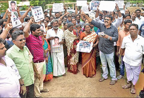 கடலில் கப்பல் மூழ்கியதில் மாயமான புன்னக்காயல் மாலுமியை உடனே மீட்க வேண்டும்