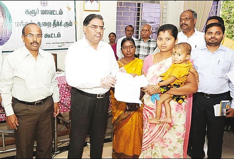 குளத்தை தூர்வார கோரி பொதுமக்கள் மனு குறைதீர்க்கும் நாள் கூட்டத்தில் கலெக்டரிடம் கொடுத்தனர்