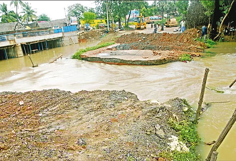 திருவாரூர் அருகே காட்டாற்று கரை அரிப்பினால் கூரை வீடு இடிந்து விழுந்தது