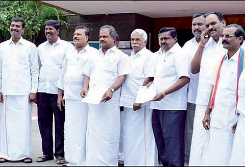 அனைத்து கிராமங்களிலும் ஏரிகளுக்கு மழைநீர் செல்ல கால்வாய்கள் அமைக்க வேண்டும்