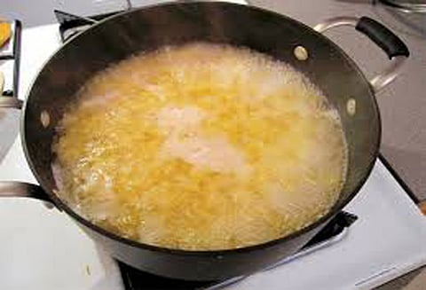 சைனீஸ் உணவக ஊழியர் கொதிக்கும் எண்ணெயை ஊற்றியதில் 2 வாலிபர்களின் உடல் வெந்தது