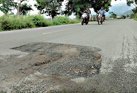 காமயகவுண்டன்பட்டியில் சாலையின் நடுவே ஏற்பட்ட பள்ளத்தால் விபத்து அபாயம்