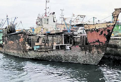 காசிமேடு மீன்பிடி துறைமுகம் பகுதியில் பழுதடைந்த கப்பல்களை உடைக்க மீனவர்கள் எதிர்ப்பு