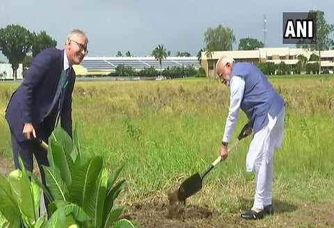 பிலிப்பைன்ஸில் அரிசி ஆராய்ச்சி நிறுவனம் சென்ற மோடி, இந்திய விஞ்ஞானிகளுடன் சந்திப்பு