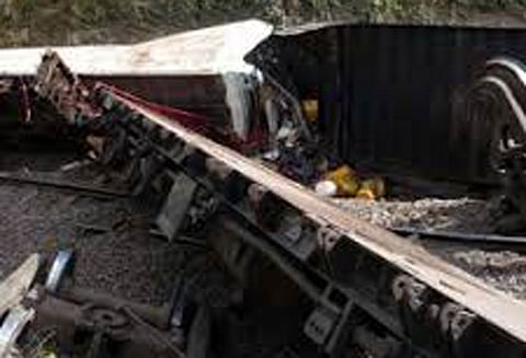 காங்கோ நாட்டில் சரக்கு ரெயில் பள்ளத்தில் கவிழ்ந்து 33 பேர் சாவு