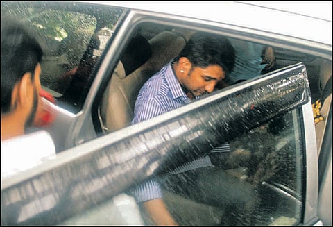 வருமான வரி அலுவலகத்துக்கு, விவேக்கை அழைத்துச்சென்று நடவடிக்கை