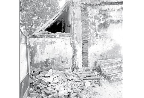 அரசு தொடக்கப்பள்ளி பழைய கட்டிடம் இடிந்து விழுந்தது பயன்பாட்டில் இல்லாததால் அசம்பாவிதம் தவிர்ப்பு