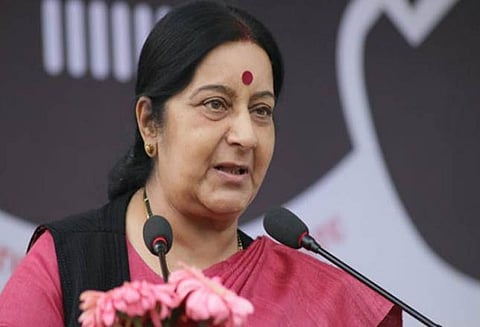 இந்திய மாணவர் சுட்டுக்கொலை: தேவையான உதவிகளை செய்வதாக குடும்பத்தினரிடம் சுஷ்மா சுவராஜ் உறுதி