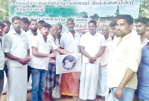 ஓ.என்.ஜி.சி.க்கு எதிராக போராடும் மக்களுடன் விஜய் ரசிகர்கள் சந்திப்பு போராட்டத்திற்கு ஆதரவு