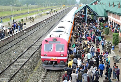 காஷ்மீரில் 2 நாட்களுக்கு பின் ரெயில் சேவை மீண்டும் செயல்பட தொடங்கியது