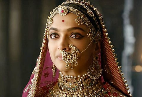 பத்மாவதி திரைப்பட விவகாரம் எதிர்ப்பு தெரிவிப்பதற்கு முன்னதாக படத்தை பார்க்க வேண்டும் மத்திய மந்திரி