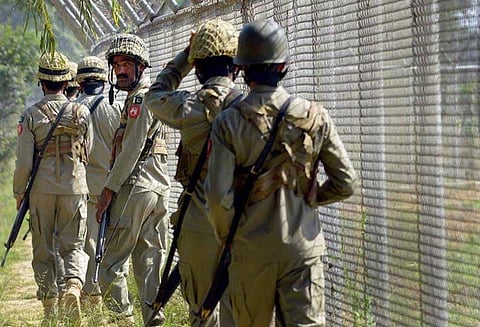 பயங்கரவாதிகளுடனான துப்பாக்கிச்சண்டையில் பாகிஸ்தான் ராணுவத்தின் உயரதிகாரி சுட்டுக்கொலை