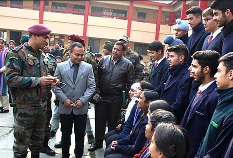 காஷ்மீர் பள்ளிக்கு டோனி திடீர் வருகை : மாணவர்களுக்கு இன்ப அதிர்ச்சி