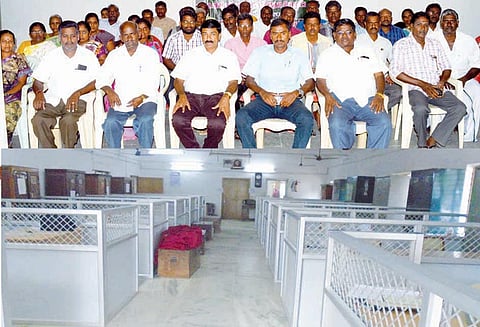 ஊதியத்தை உயர்த்தி வழங்க கோரி ஊராட்சி செயலாளர்கள் உள்ளிருப்பு போராட்டம்