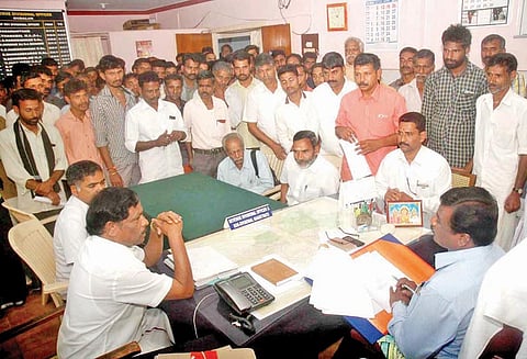 புலி இறந்த விவகாரம்: வனத்துறையினர் மிரட்டுவதாக ஆர்.டி.ஓ. அலுவலகம் முற்றுகை