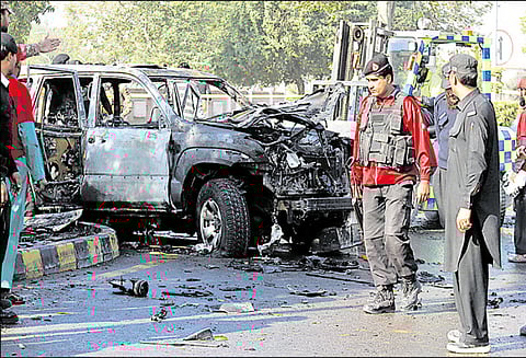 பாகிஸ்தானில் பயங்கரம் போலீஸ் உயர் அதிகாரி, தற்கொலைப்படை தாக்குதலில் பலி