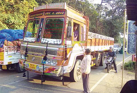 தமிழக- கேரள எல்லையில் 2 மாதங்களுக்கு பிறகு வாகனங்களுக்கு நுழைவுவரி வசூல்