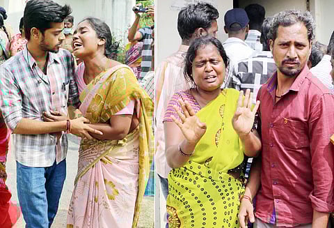 பிரேத பரிசோதனை முடிந்ததும் உடல்களை வாங்க மறுத்து பெற்றோர், உறவினர்கள் போராட்டம்