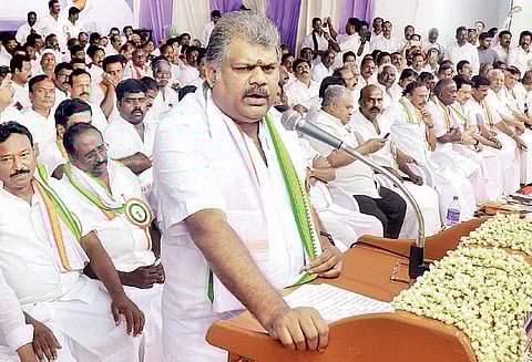 தமிழக அரசு தனது அதிகாரத்தை மத்திய அரசிடம் இழந்து நிற்கும் பரிதாப நிலை ஏற்பட்டுள்ளது