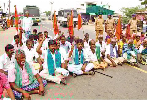 சாலை மறியலில் ஈடுபட்ட 49 பேர் கைது 12 பஞ்சாயத்துகளை கோவில்பட்டி தாலுகாவுடன் இணைக்க வலியுறுத்தல்